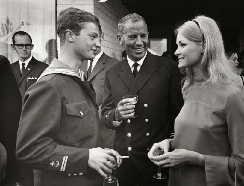Kronprins Carl Gustaf som nybakad sjöofficer 1968, tillsammans med Agneta Lundström. Foto: IBL Bildbyrå