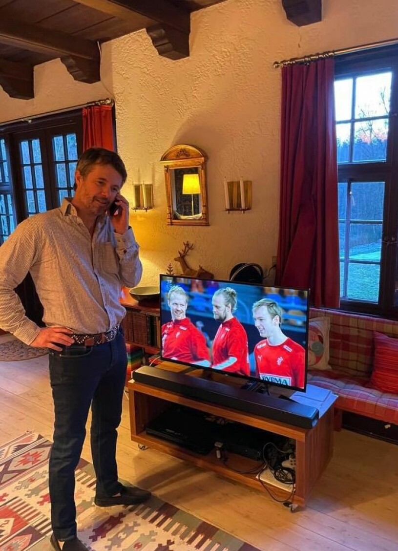 Kronprins Frederik i telefon med sin syssling kronprinsessan Victoria. Kronprins Frederik Jaktstugan i Trend