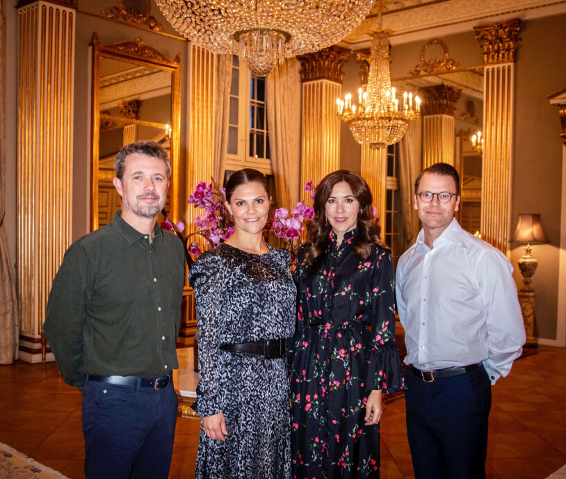Strax efter klockan sju kom Victoria och Daniel åkande över slottsplatsen på Amalienborg, och efter ett kort stopp gled de in genom den tunga slottsporten. En helt privat tillställning. Kronprins Frederik Kronprinsessan Victoria Kronprinsessan Mary Prins Daniel Amalienborg Köpenhamn