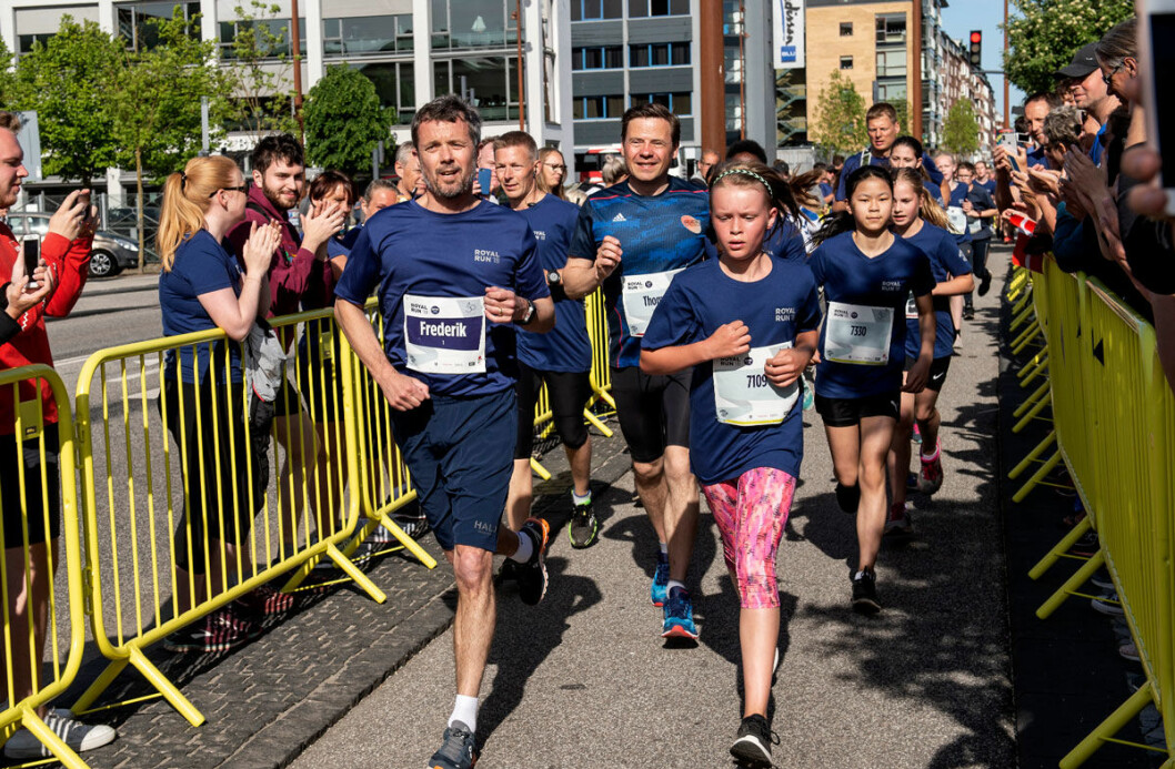 Kronprins Frederik besökte olika städer i Danmark med anledning av Royal Run. Kronprins Frederik springer i loppet Royal Run.