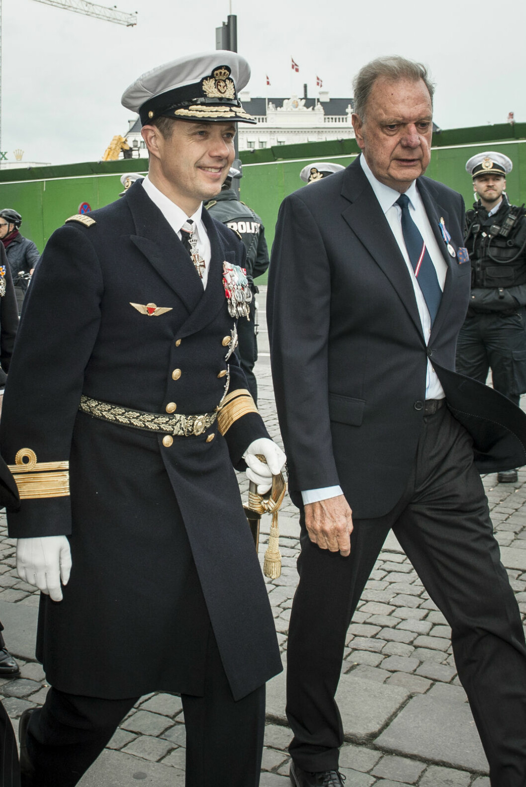I 22 år var Christian Eugen-Olsen ceremonimästare vid danska hovet. Här är han med kronprins Frederik.