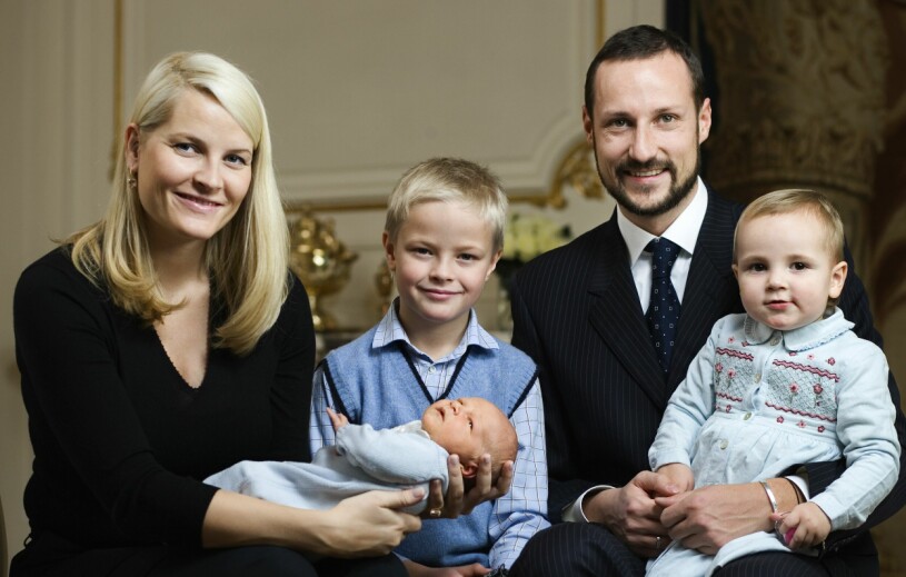 Kronprinsparet med nyfödda prins Sverre Magnus, Mette–Marits son Marius, kronprins Haakon och prinsessan Ingrid Alexandra. Kronprins Haakon, Kronprinsessan Mette–Marit, prinsessan Alexandra