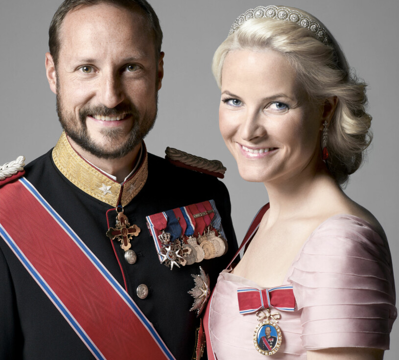 Mette-Marit i en av sina tre tiaror. I augusti 2021 firar hon och kronprins Haakon 20-årig bröllopsdag. Kronprins Haakon Kronprinsessan Mette-Marit