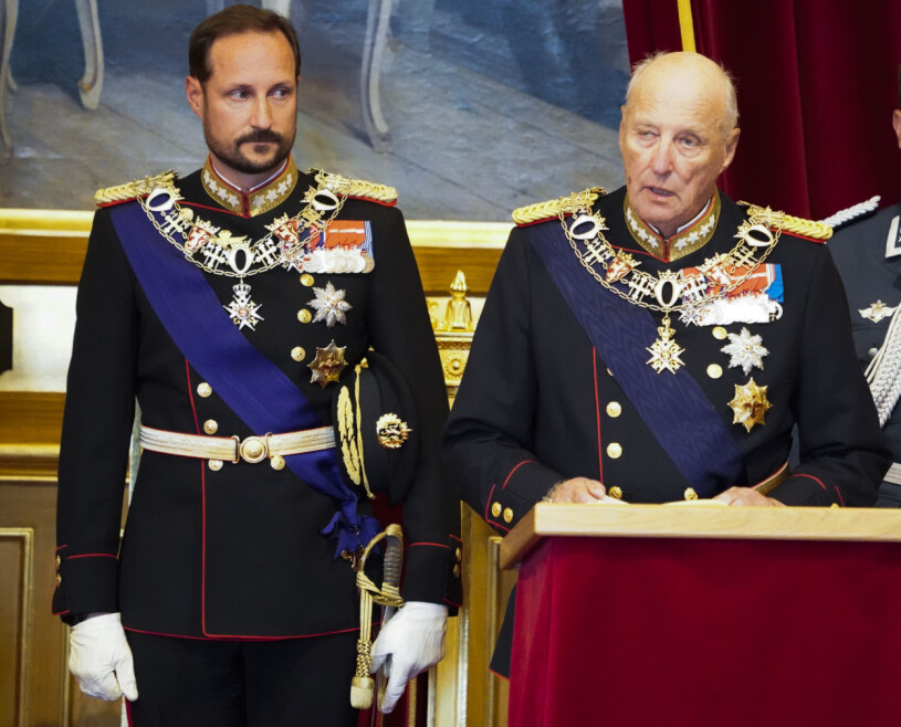 Kronprins Harald axlar nu de plikter som pappa Harald inte kan utföra från sin karantän. Kronprins Haakon Kung Harald