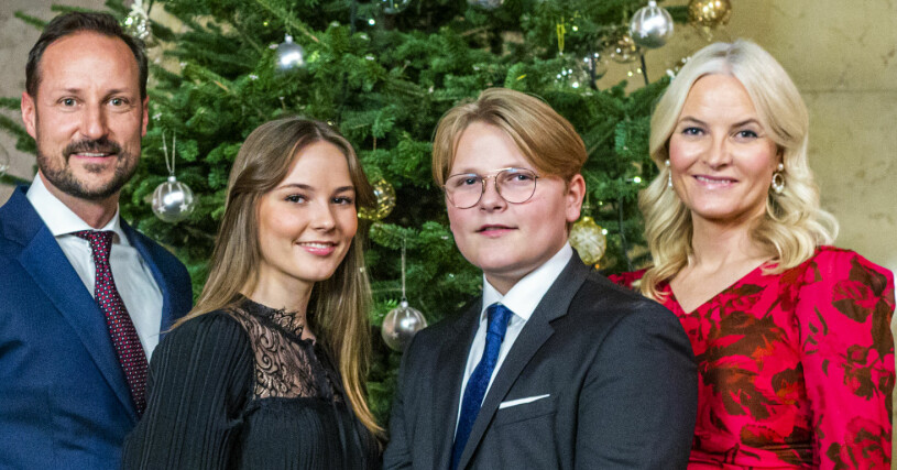 Kronprinsessan Mette-Marit med sin familj, sex dagar före skidolyckan. Kronprins Haakon Prinsessan Alexandra Prins Sverre Magnus Kronprinsessan Mette-Marit