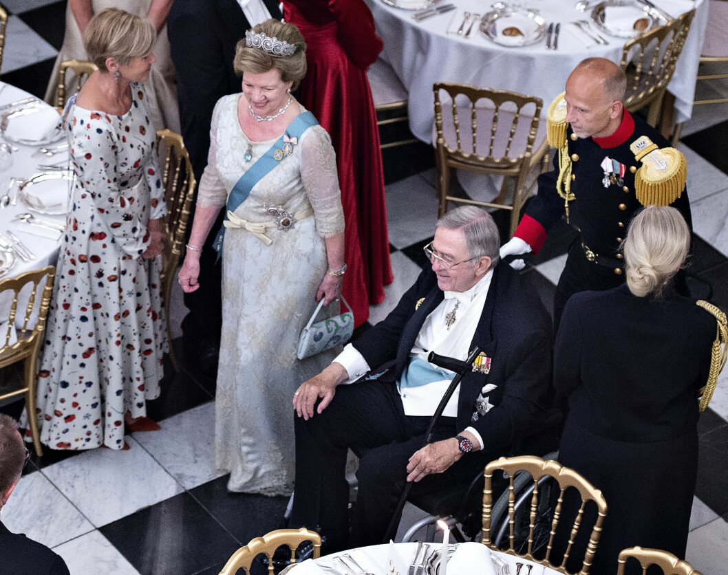 Anne-Marie och Konstantin hade breda leenden på läpparna under kronprins Frederiks pampiga 50-års firande. Drottning Anne-Marie och exkung Konstantin på kronprins Frederiks 50-års firande
