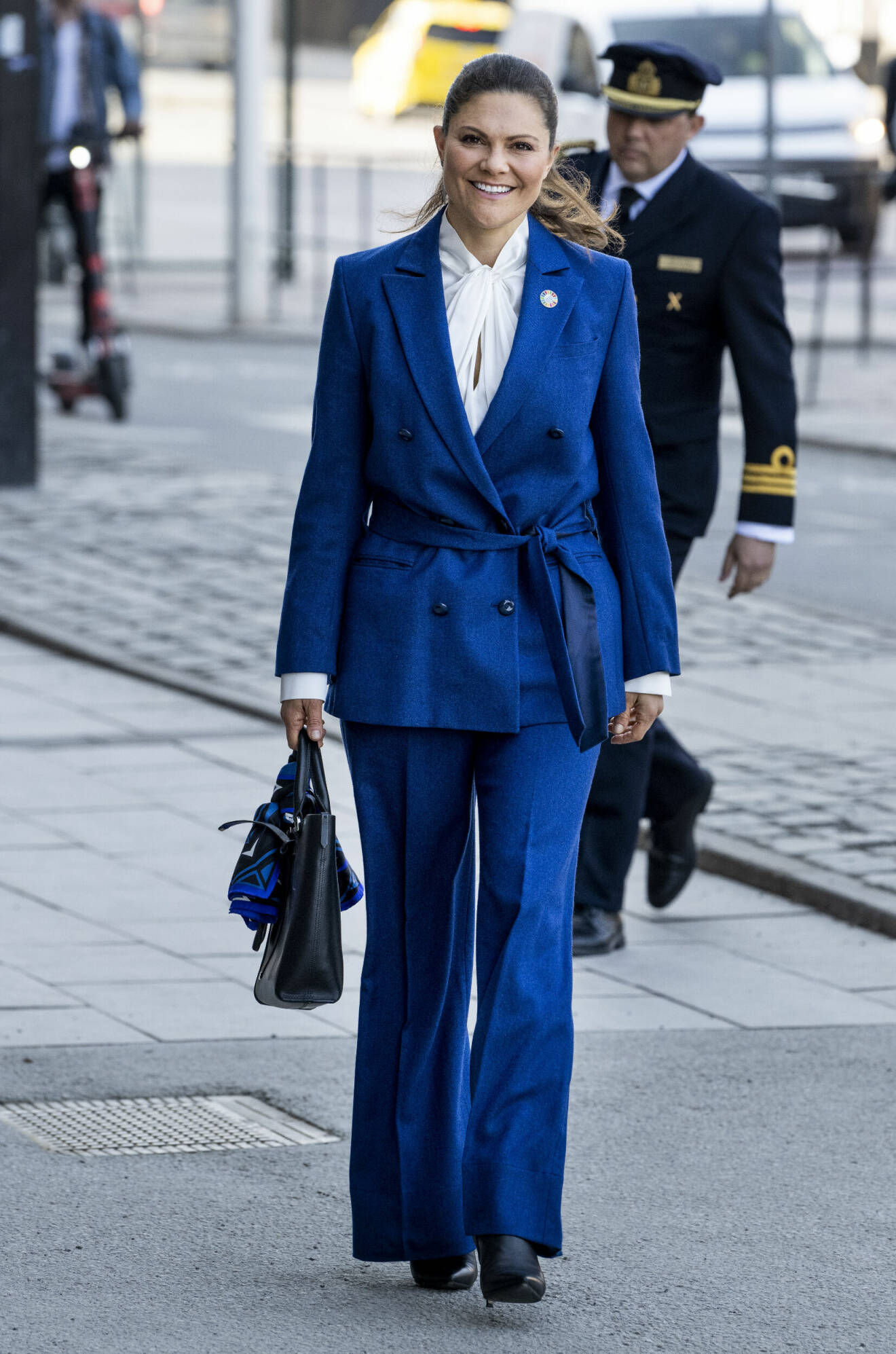 Kronprinsessan Victoria i en blå kostym från Rodebjer.