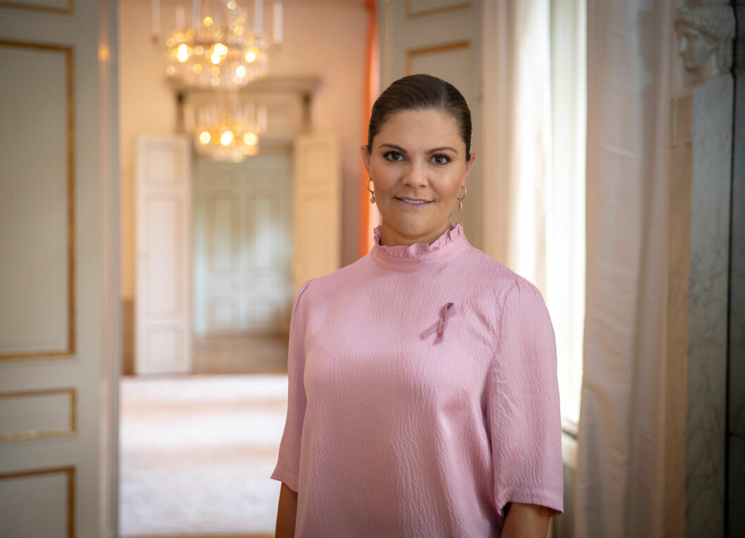 Kronprinsessan Victoria visar upp Rosa bandet 2020, iförd en rosa topp från Rodebjer. Kronprinsessan Victoria