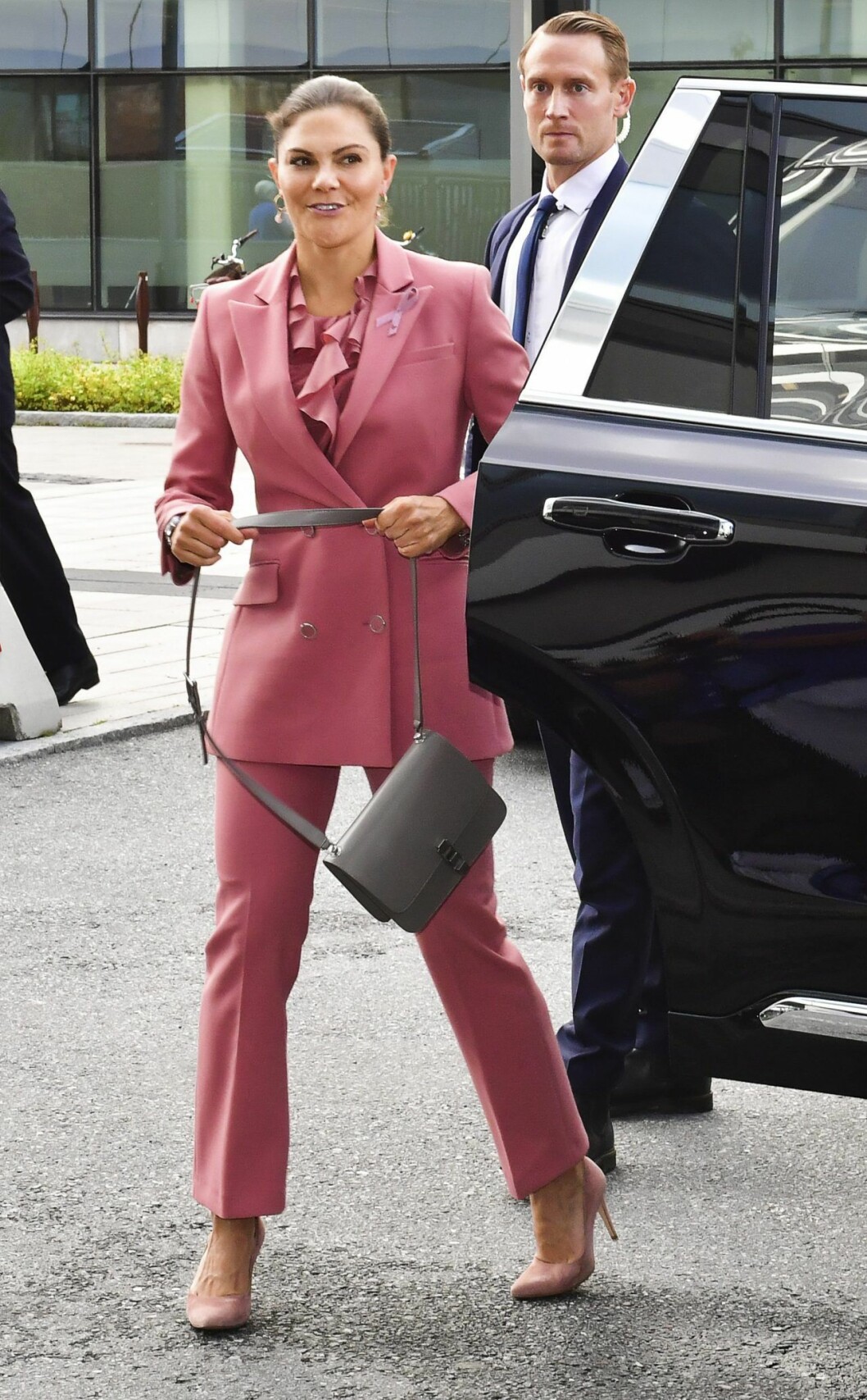Victoria med ny väska från Saint Laurent. Victorias med ny väska