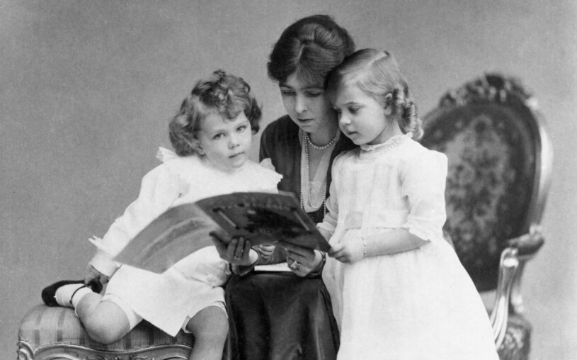 Kronprinsessan Margareta med två av sina barn, Carl Johan och så Ingrid, som blev drottning av Danmark. Kronprinsessan Margareta