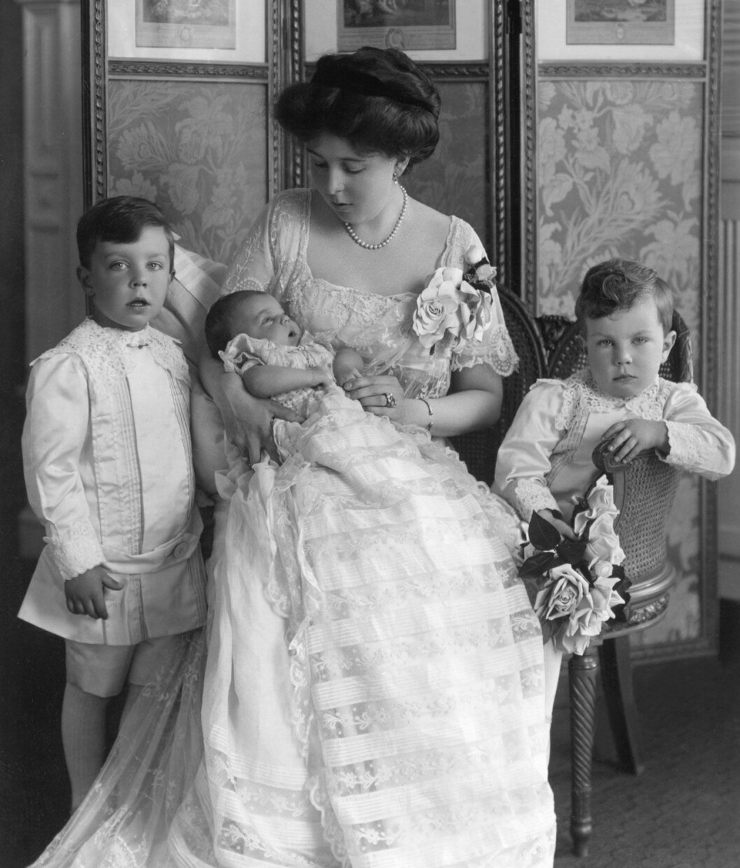 Kronprinsessan Margareta med tre av sina barn: kungens pappa, prins Sigvard och nyfödda prinsessan Ingrid.