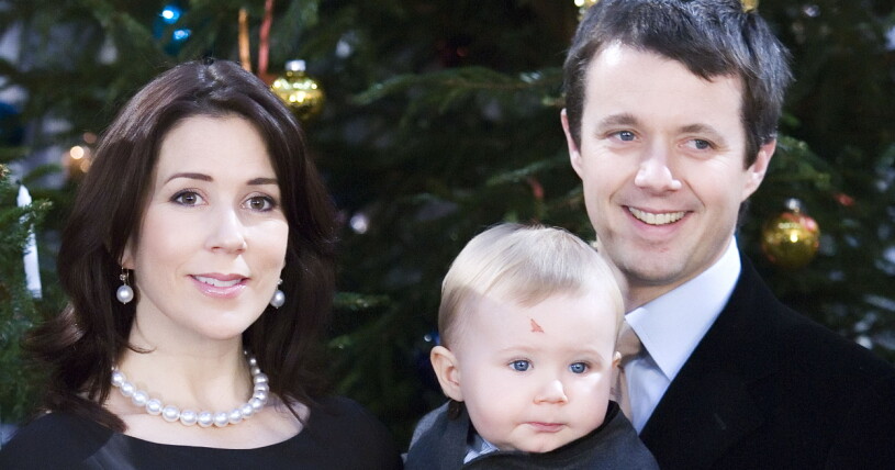 Danska kronprinsfamiljen poserar för julfoto, 2006. Kronprinsessan Mary, prins Christian och kronprins Frederik