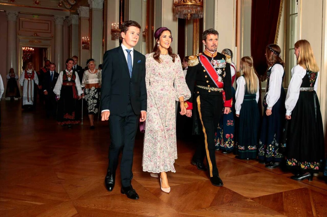 Kronprinsessan Mary i klänning från Zimmermann. Kronprinsessan Mary