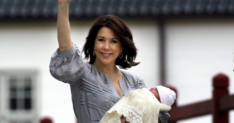 Kronprinsessan Mary kommer med nyfödda prinsessan Isabella, 2007.