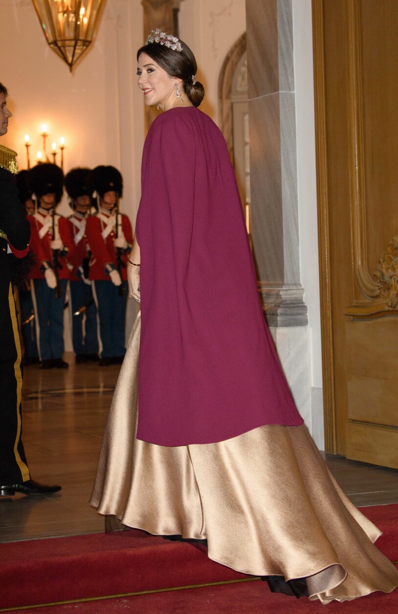 Så här brukar det se ut när kronprinsessan Mary anländer till Nyårstaffeln. Kronprinsessan Mary Nyårstaffeln Christansborgs slott är inställd