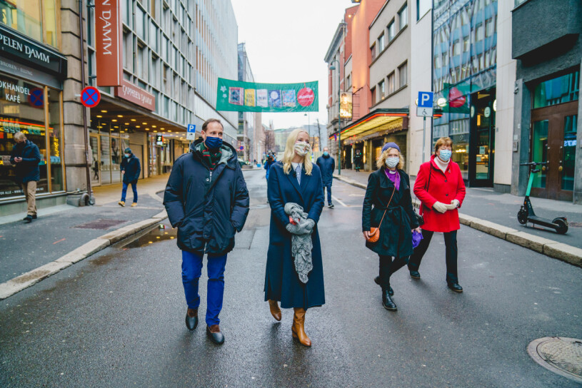 På väg mot adventskaffet på stan, ett skönt avbrott i coronaisoleringen för kronprinsessan Mette-Marit. Kronprinsessan Mette-Marit Kronprins Haakon Biskop Kari Veiteberg