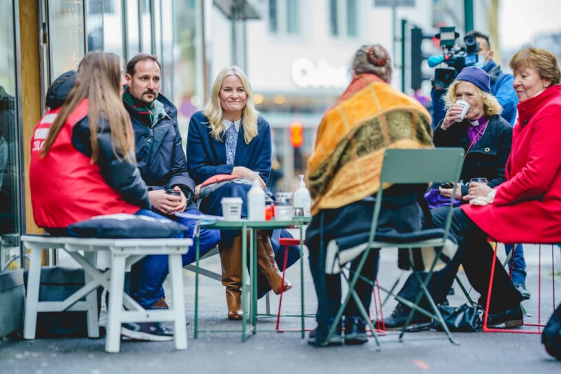 Mette-Marit och Haakon träffade några av Oslos volontärer, men också förre detta missbrukaren Nina som nu jobbar som barista på caféet de besökte. Med var också Oslos biskop Kari Veiteberg. Kronprinsessan Mette-Marit Kronprins Haakon Biskop Kari Veiteberg Café +Kaffe Oslo