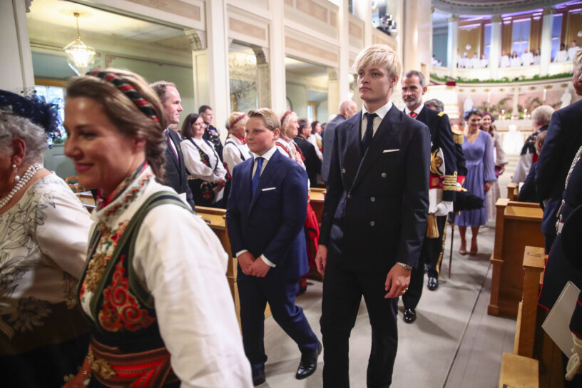 Marius på Ingrid Alexandras konfirmation, i bakgrunden kronprinsessan Victoria. Kronprinsessan Mette-Marits son Marius Borg Höiby Ingrid Alexandra konfirmation kronprinsessan Victoria
