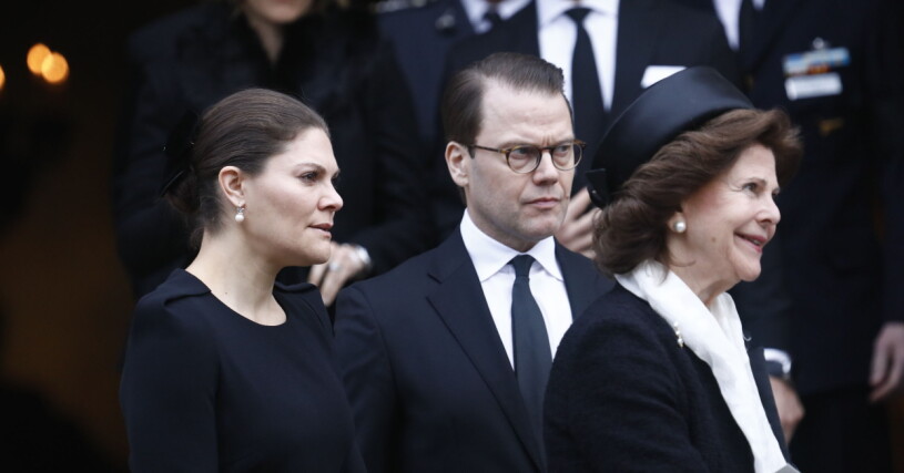 Den stora frågan är hur smittan kom in i kungafamiljen. Begravningen av Walter Sommerlath är en möjlighet. Kronprinsessan Victoria, Daniel och drottning Silvia