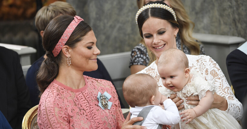 Kronprinsessan Victoria med prins Oscar och prinsessan Sofia med prins Alexander under prins Alexanders dop i Drottningholms slottskyrka, 2016. Kronprinsessan Victoria, prins Oscar, prinsessan Sofia och prins Alexander