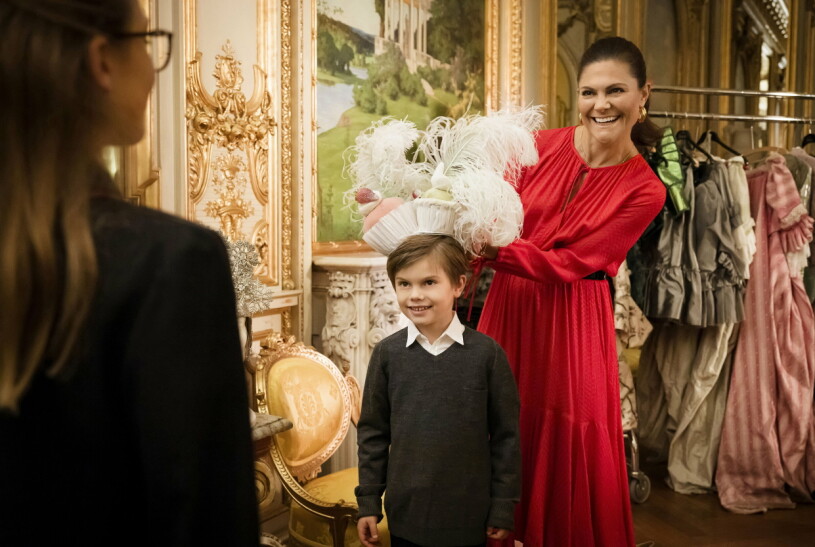 Familjetid! Inför jul besökte kronprinsessan Victoria, prins Daniel, prinsessan Estelle och prins Oscar Kungliga Operan i Stockholm och såg föreställningen Askungen. Kronprinsessan Victoria, prins Oscar