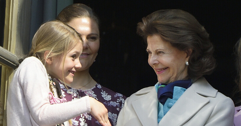 Kungens födelsedag 2019 – drottningen kunde inte låta bli att busa med Estelle! Kronprinsessan Victoria, prinsessan Estelle och drottning Silvia