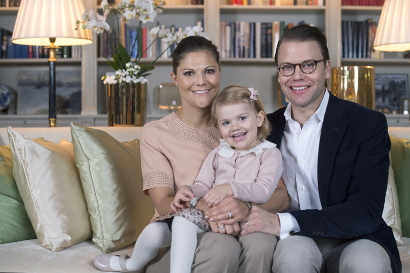 Och här ser vi familjen i biblioteket för några år sedan, framför de platsbyggda bokhyllorna. Kronprinsessan Victoria, prinsessan Estelle och prins Daniel