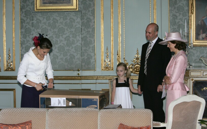 Kronprinsessan Victoria packar upp statsminster Reinfeldts officiella gåva: En platt-tv. ”Ett fascinerande grunt val. För att inte säga platt!” sa kritikerna. Kronprinsessan Victoria 30-årsdag Fredrik Reinfeldt platt-tv present