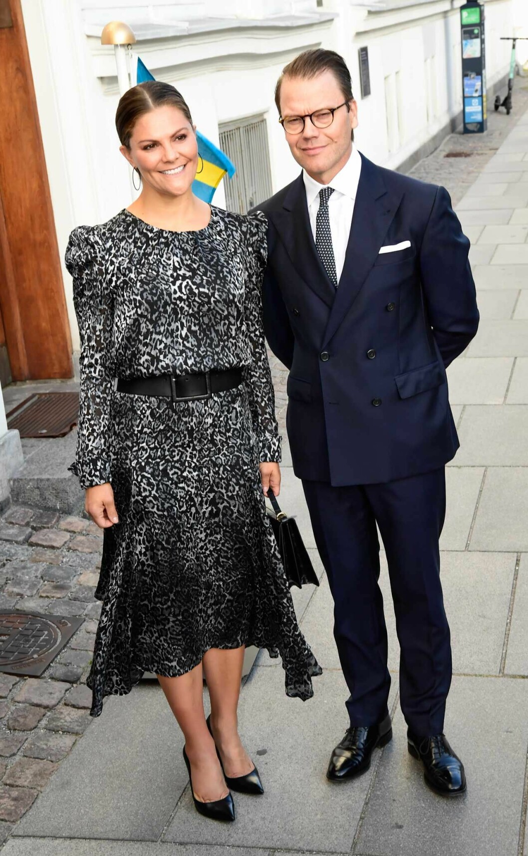 Kronprinsessan Victoria i leoprintad klänning från Valerie, klackar från Gianvito Rossi och väska från Little Liffner. Victoria klänning