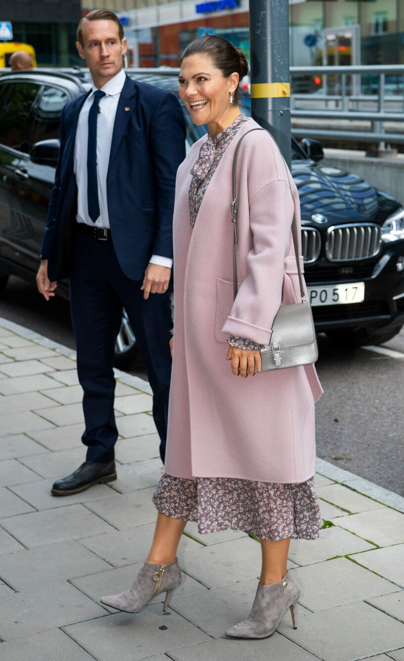 Kronprinsessan Victoria i dagens outfit: Klänning från Andiata och mockaboots från Klingberg. Kronprinsessan Victoria