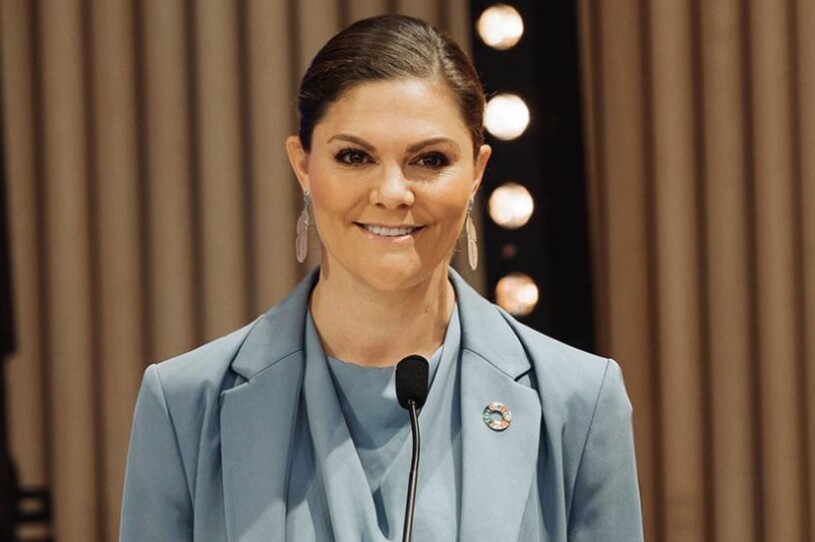 Kronprinsessan Victoria höll inledningstalet vid Pep Forum 2020. Som tur var klädd i grått. Kronprinsessan Victoria