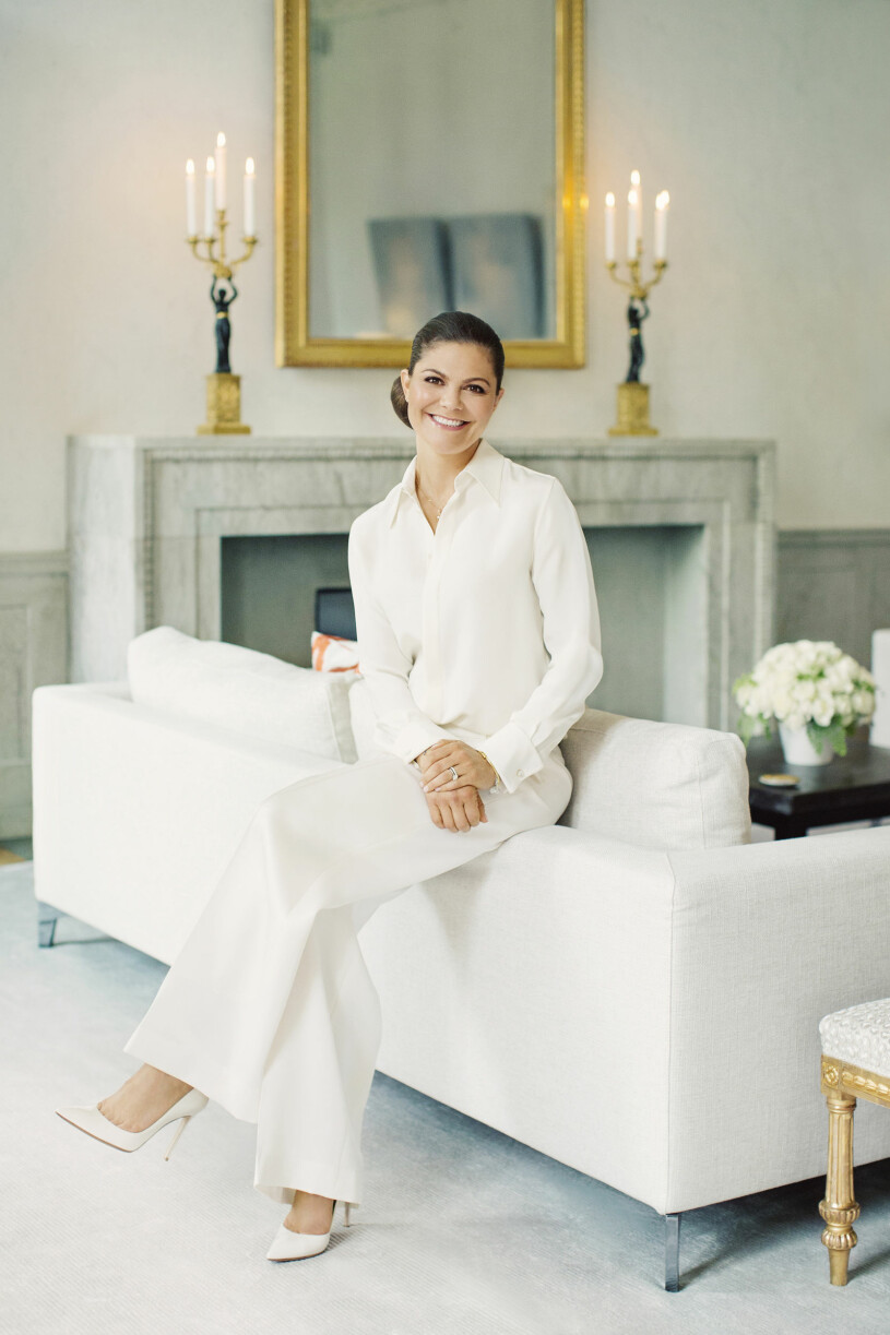 Ännu ett foto från Stora salongen, men ser du skillnaden? Här har Victoria gjort precis som vi andra – rensat undan pryttlar när det är dags för ”riktig” fotografering! Kronprinsessan Victoria