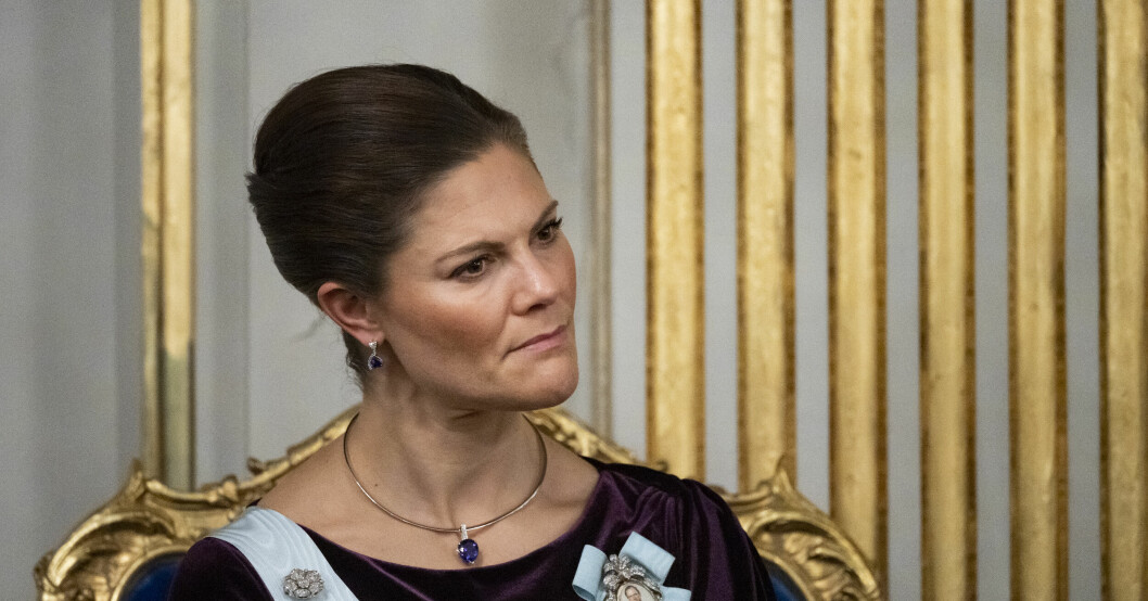 Kronprinsessan åker iväg på långa resan utan barnen Oscar och Estelle! Victoria