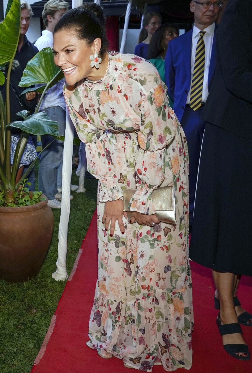 En blommig klänning kan sannerligen orsaka debatt! Kronprinsessan Victoria