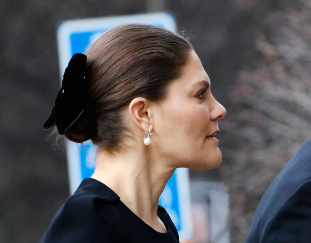 Kronprinsessan Victoria på väg för att ta farväl. Kronprinsessan Victoria vid Dagmar von Arbins begravning i Oscarskyrkan i Stockholm.