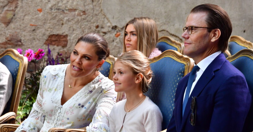 Estelle med mamma Victoria och pappa prins Daniel när fjolårets Victoriastipendiat Armand Duplantis prisas. Här pågår konserten i Borgholms slottsruin.