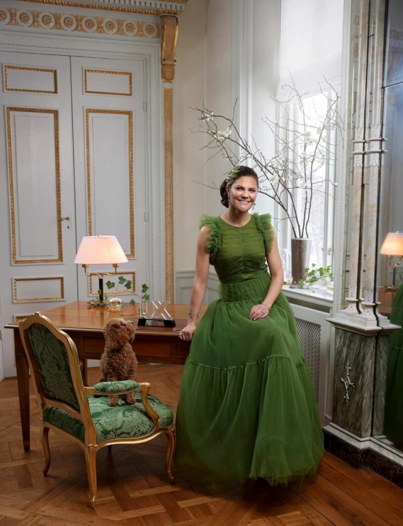 Vi gissar att Victoria har lite hundgodis gömt i handen. Ska man fota hundar får man ha sina trick! Och prisstatyetten från QX står bredvid henne på bordet. Kronprinsessan Victoria Fotograf Peter Knutson Årets Hetero QX Haga slott Rio