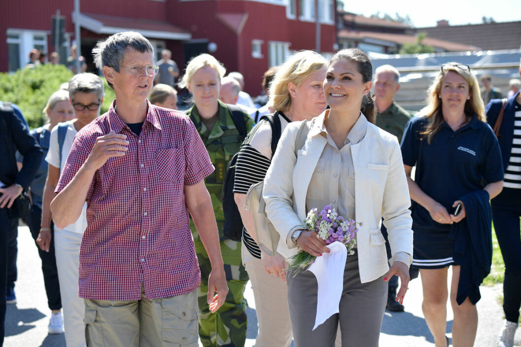 Nu börjar vandringen i Bohuslän för kronprinsessan. Kronprinsessan Victoria tillsammans med människor.