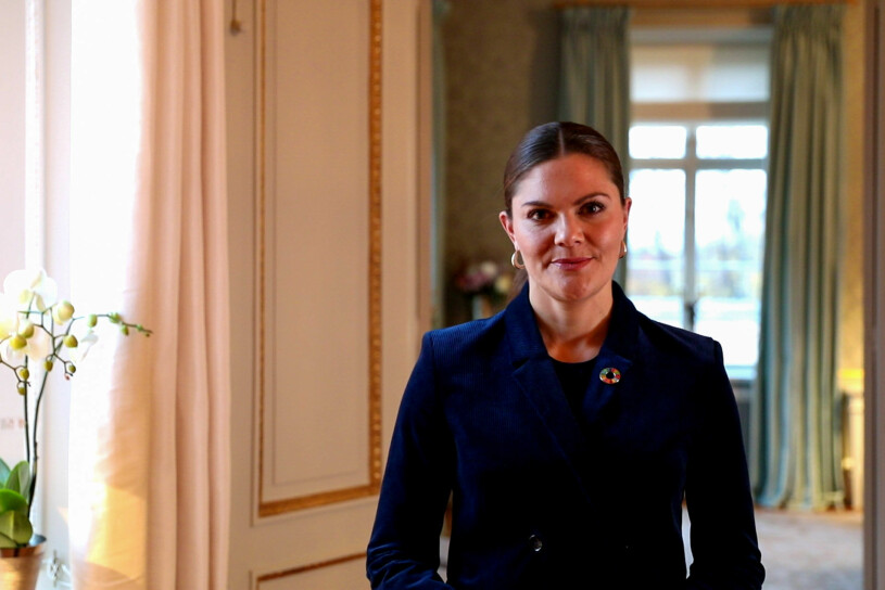 Kronprinsessan Victoria i kavaj från House of Dagmar och örhängen från Sophie by Sophie.