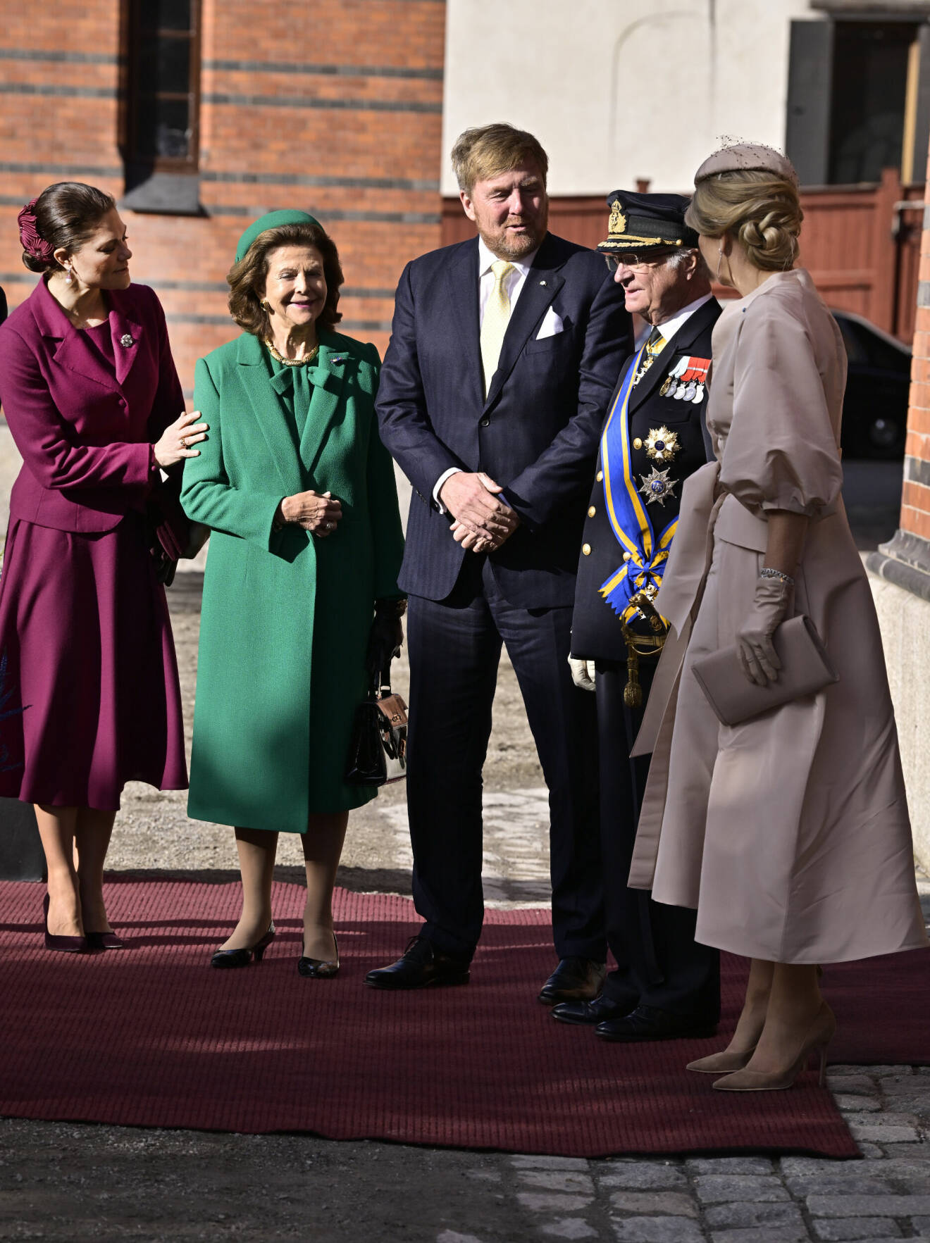 Kronprinsessan Victoria i lila dräkt, och drottning Silvia i grön kappa, med kung Carl XI Gustav och nederländska kungaparet