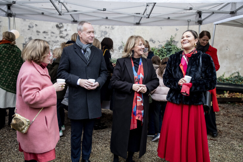 Kronprinsessan Victoria i parken utanför Svenska Institutet i Paris tillsammans med Madeleine Sjöstedt, generaldirektör för Svenska institutet, Håkan Åkesson, Sveriges ambassadör i Frankrike och Ewa Kumlin, chef för Svenska institutet. kronprinsessan Victoria i Paris – i fuskpälsjacka och röd kjol