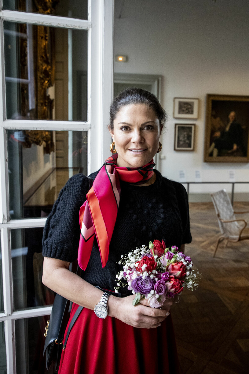 kronprinsessan Victoria i Paris – i röd kjol och svart kabelstickad topp
