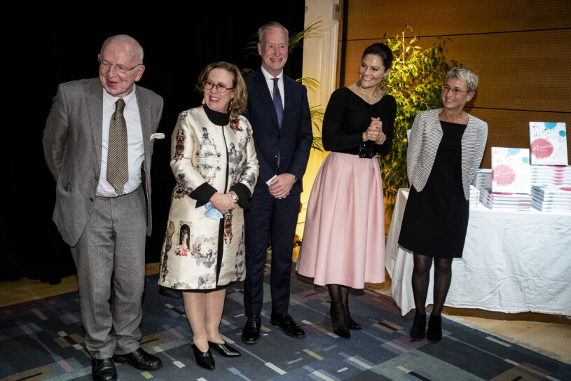 kronprinsessan Victoria i Paris – i rosa midikjol och svart topp