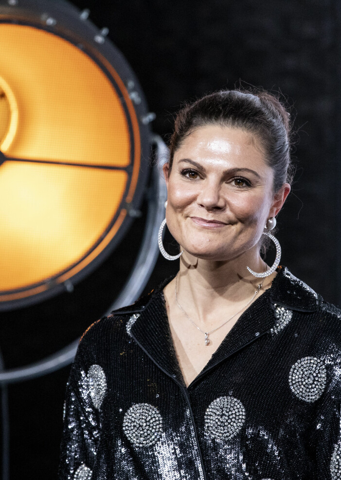 Kronprinsessan Victoria i Paris i prickigt set: med örhängen med pärla och måne som hänger