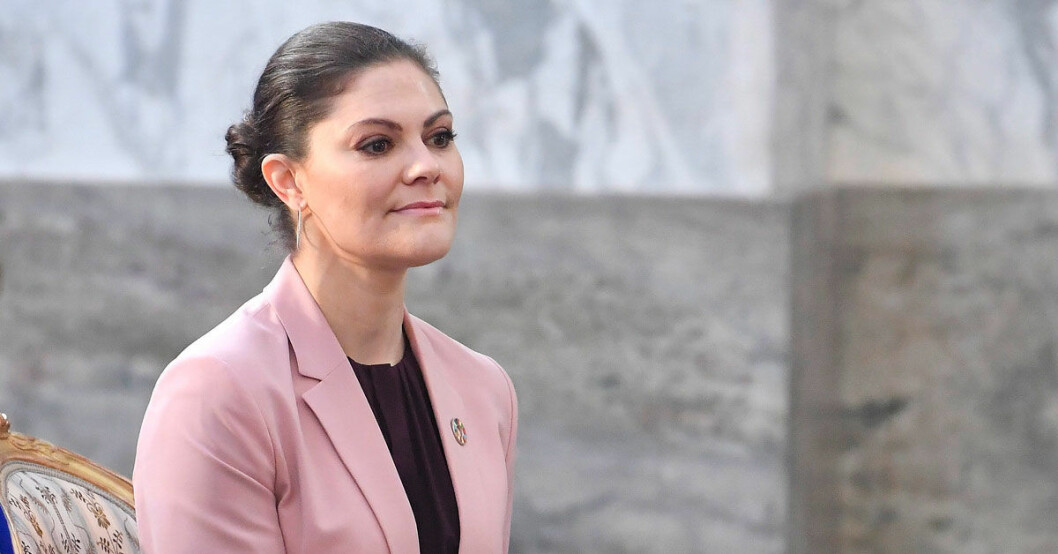 Kronprinsessan Victoria i rosa outfit.