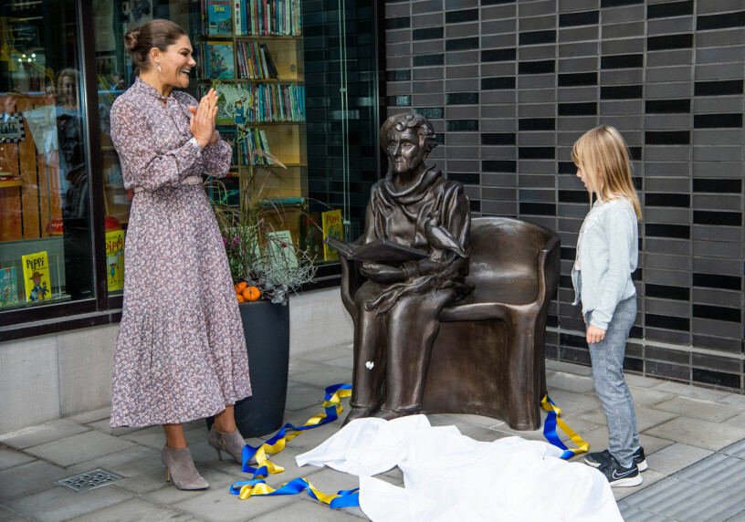 ...och fram tittade Hertha Hillfons skulptur av Astrid Lindgren. Kronprinsessan Victoria Maija Sinisalo