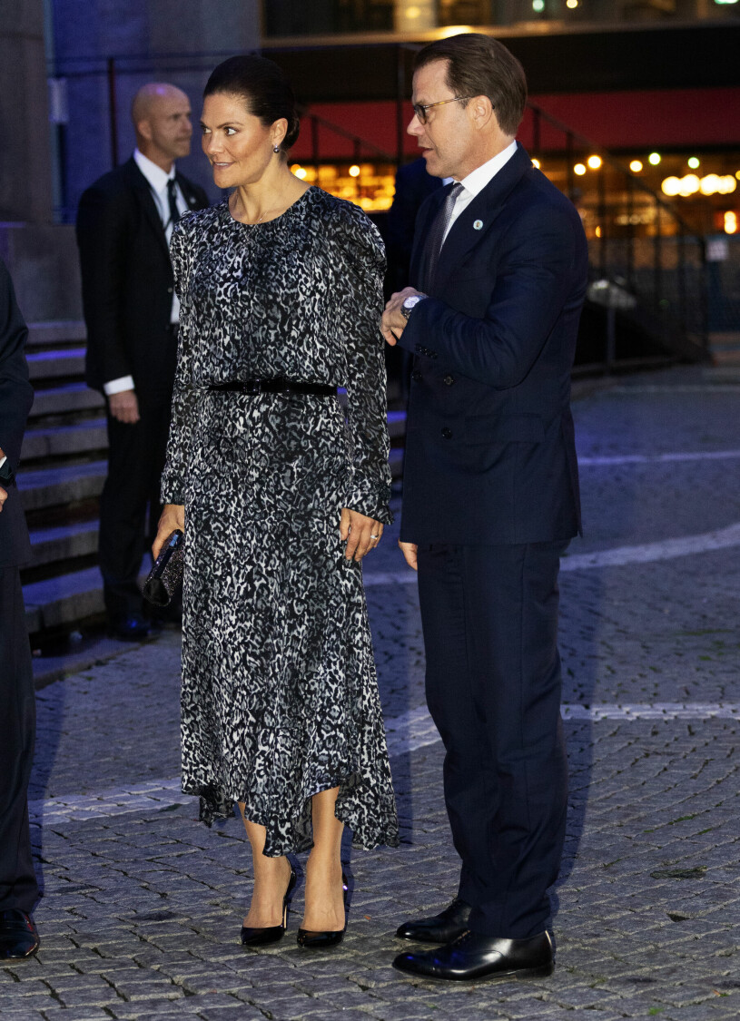 Kronprinsessan Victoria i en mönstrad klänning.