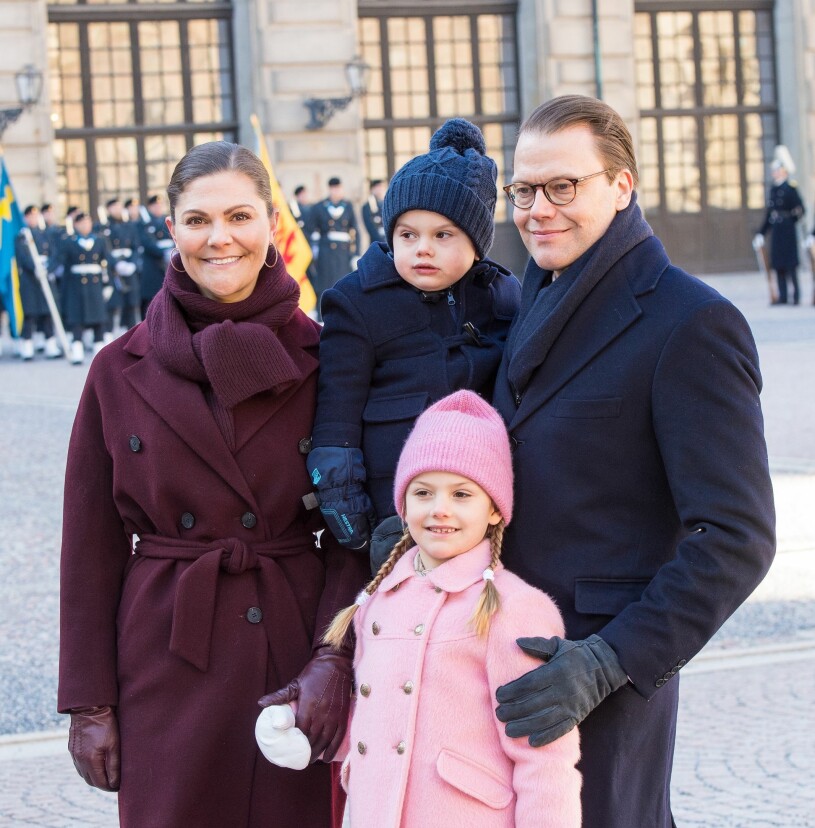 Vårsol när kronprinsessan Victoria firade sin namnsdag på borggården 2019. Men i fjol blev det bara en kort ceremoni inne på slottet. Kronprinsessan Victoria Namnsdag Prins Oscar Prinsessan Estelle Prins Daniel
