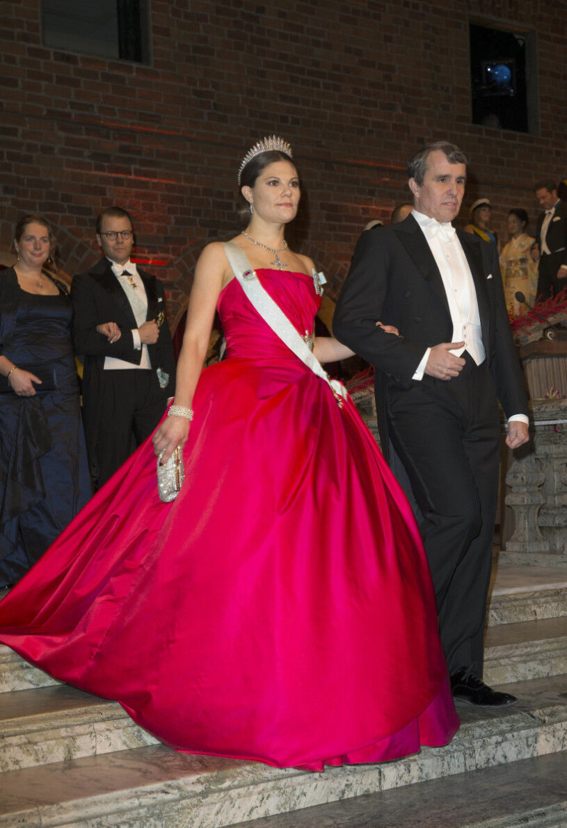 Kronprinsessan Victorias fantastiska klänning år 2014. Magdalena Ribbing kritiserade valet, med anledning av att serafimerordens band låg mot bar hud. Kronprinsessan Victoria på Nobelfesten 2014