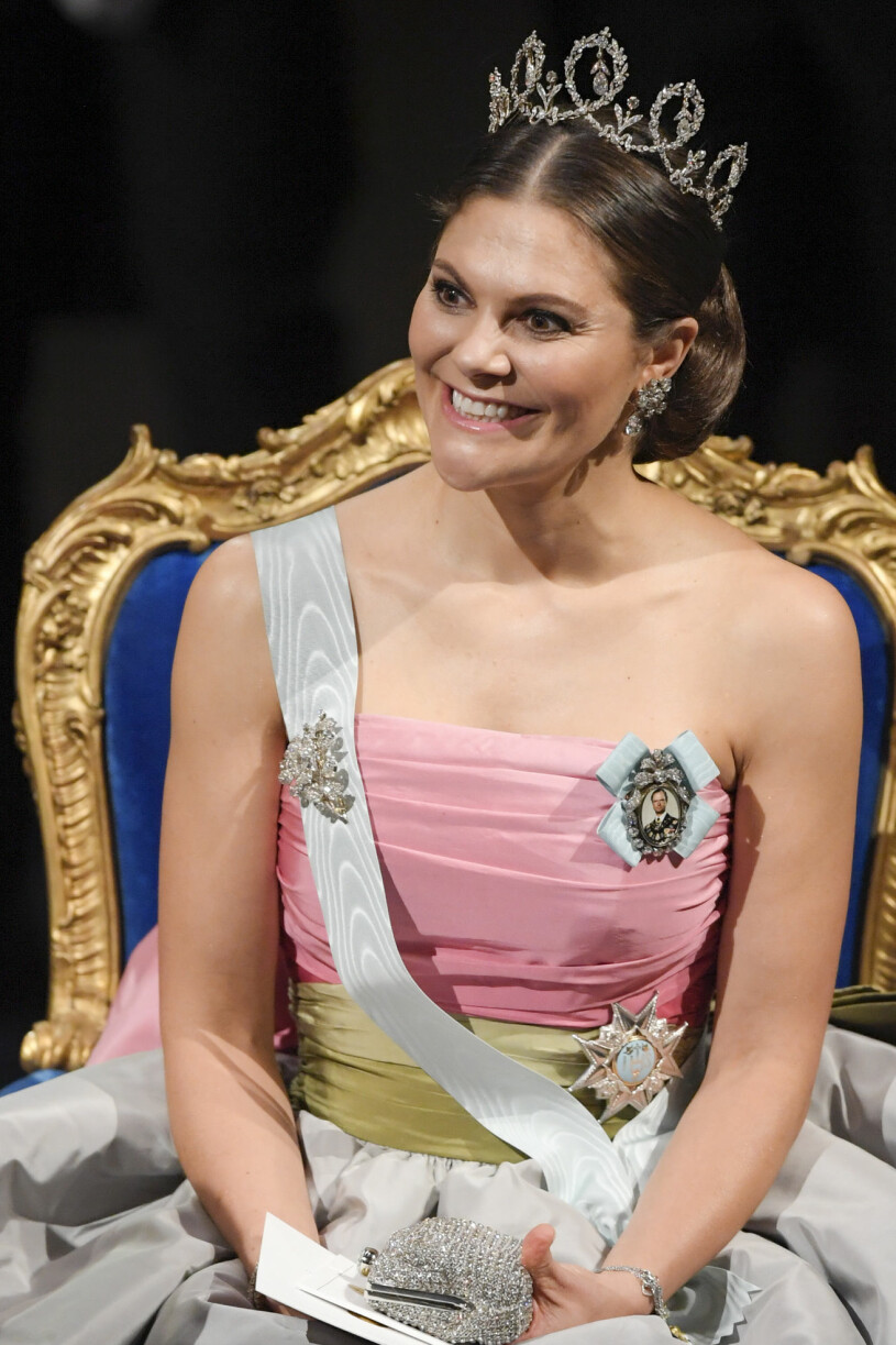 Oj vad vi saknar detta! Kronprinsessan Victoria Nobel 2018 Drottning Silvias Nobelklänning Nina Ricci